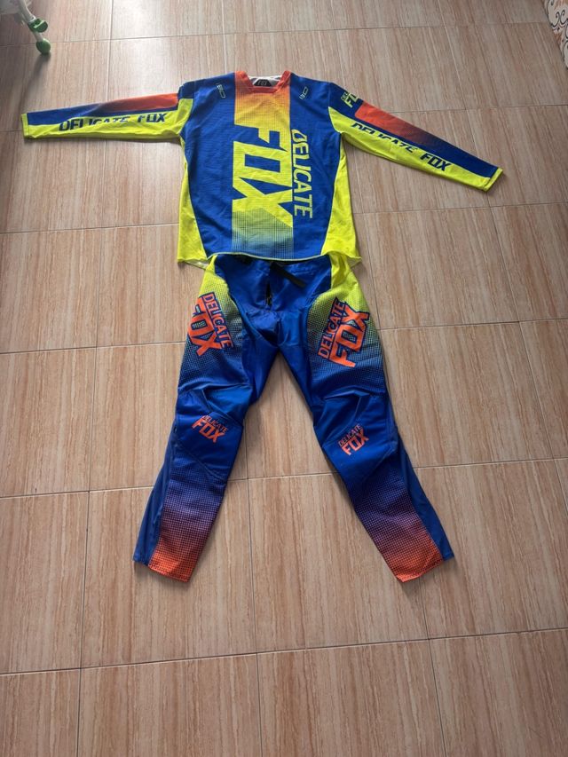 Traje Motocross Fox Azul/Amarillo
Talla L