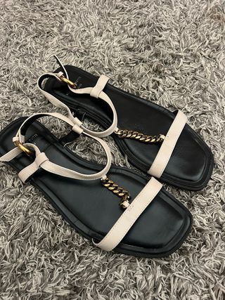Sandalias planas con cadena dorada