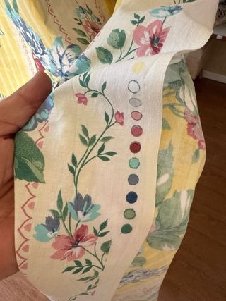 Cortinas con estampado floral de algodón .