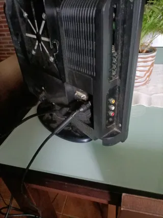 Televisor OKI pequeña con tdt ,no tiene mando