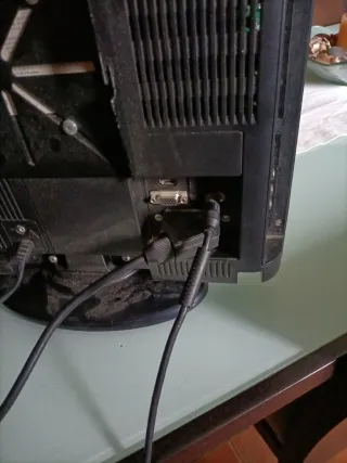 Televisor OKI pequeña con tdt ,no tiene mando