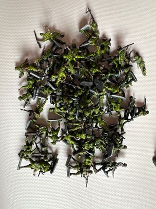 Soldatini in miniatura dipinti a mano.