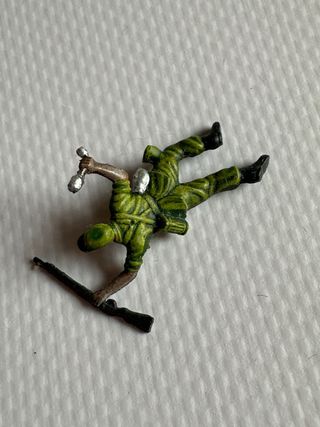 Soldatini in miniatura dipinti a mano.