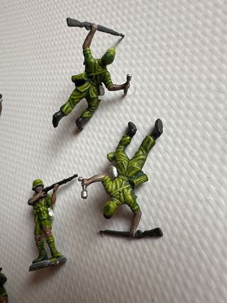 Soldatini in miniatura dipinti a mano.