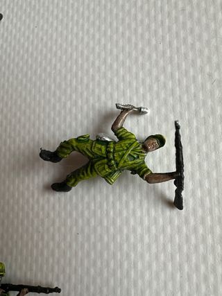 Soldatini in miniatura dipinti a mano.