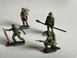 Soldatini in miniatura dipinti a mano.