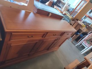 Aparador de madera con 3 cajones