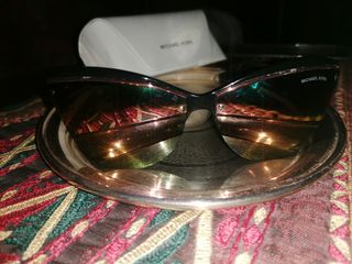Gafas de sol Michael Kors negras y doradas