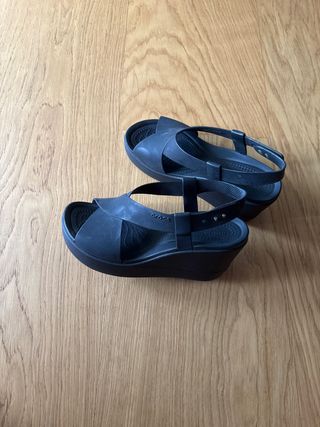 Sandalias Crocs plataforma negras