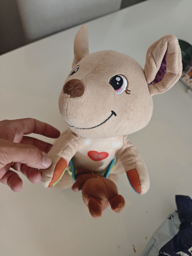 Canguro saltarín de peluche