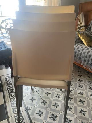 Conjunto de 4 sillas blancas