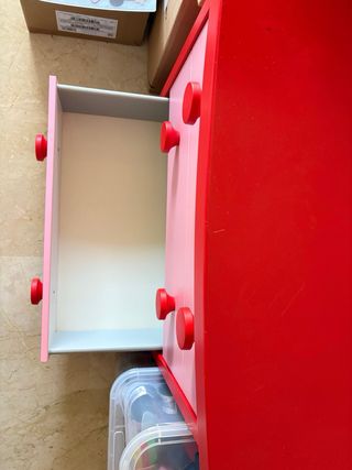 Cómoda infantil rosa y roja