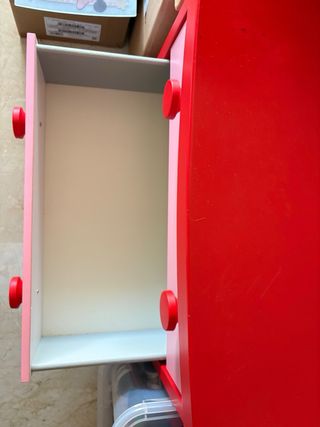 Cómoda infantil rosa y roja