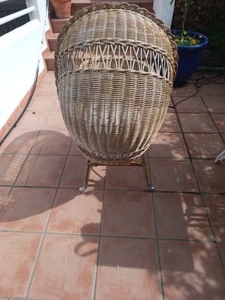 Cuna antigua de mimbre