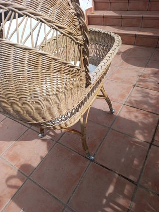 Cuna antigua de mimbre