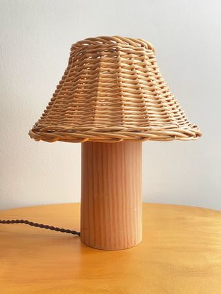 Lámpara de mesa mimbre y madera