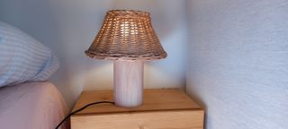 Lámpara de mesa mimbre y madera