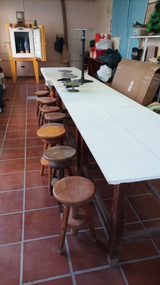 Mesa de taller y 9 taburetes