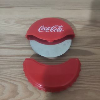 Set Coca Cola: portasigarette, tagliapizza + CD