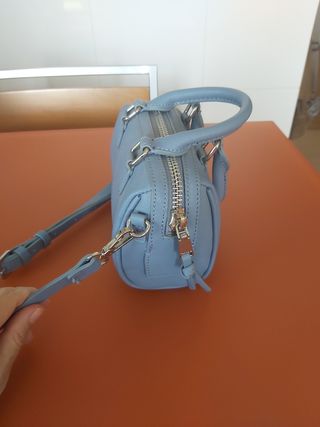 Bolso de mano y hombro azul claro