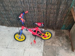Bicicleta infantil roja y azul