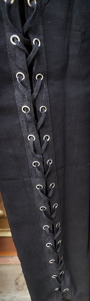 Pantalón negro con cordones delanteros