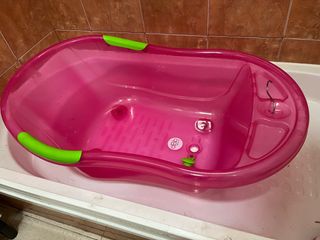 Bañera bebé rosa con asas verdes