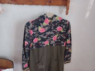 Vestido con capucha y estampado de rosas
