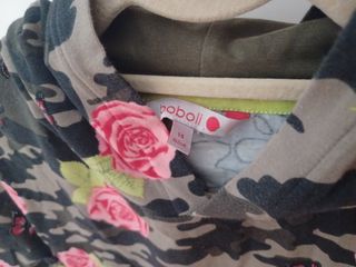 Vestido con capucha y estampado de rosas