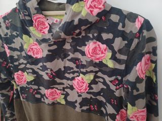 Vestido con capucha y estampado de rosas