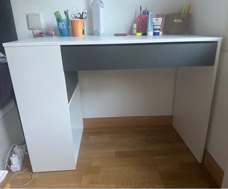 Escritorio blanco y gris seminuevo