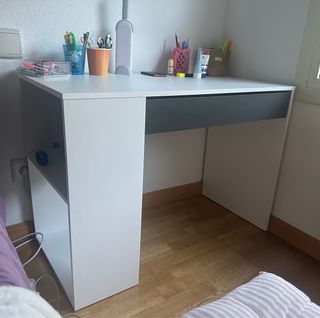 Escritorio blanco y gris seminuevo