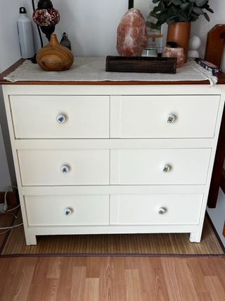 Cómoda de madera blanca y marrón