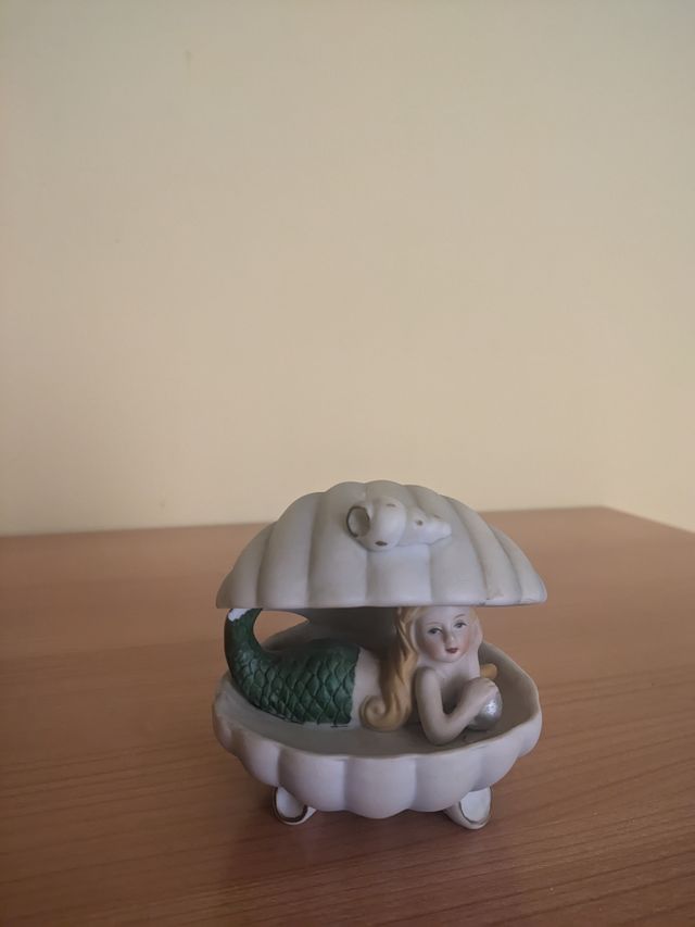 Figura de porcelana de sirena en concha