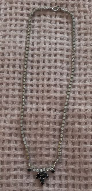 Collar de rodio con piedras brillantes