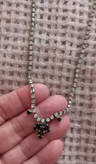 Collar de rodio con piedras brillantes