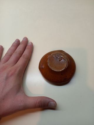 Cenicero de cerámica marrón