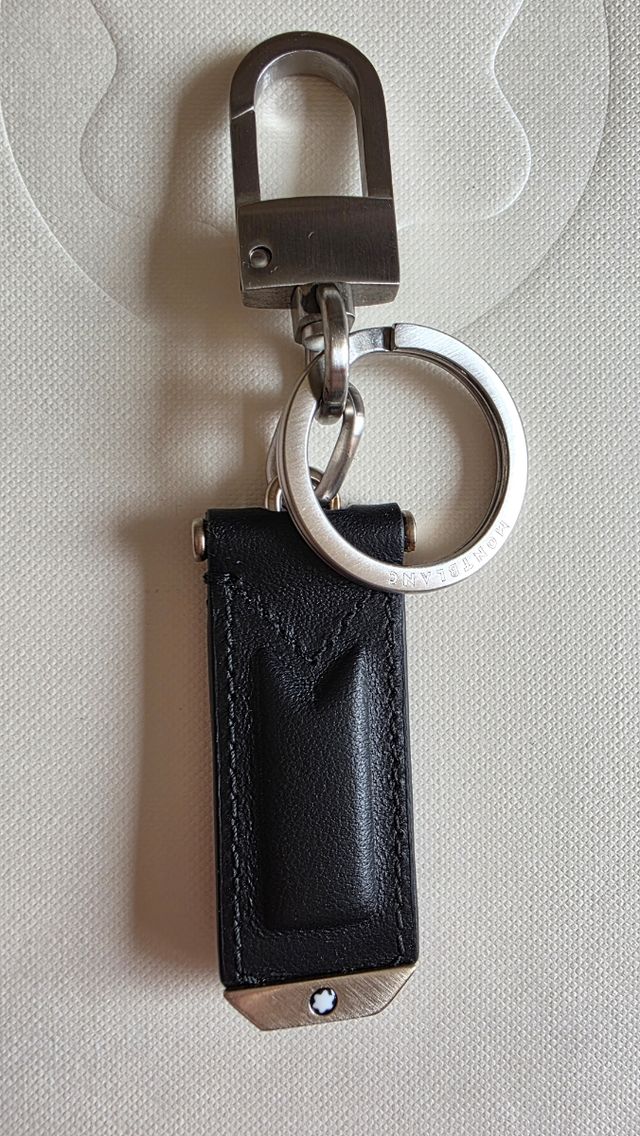 Llavero Montblanc Cuero Negro y Acero