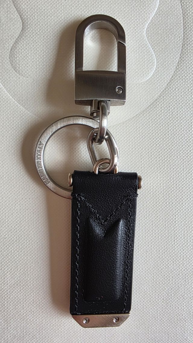 Llavero Montblanc Cuero Negro y Acero