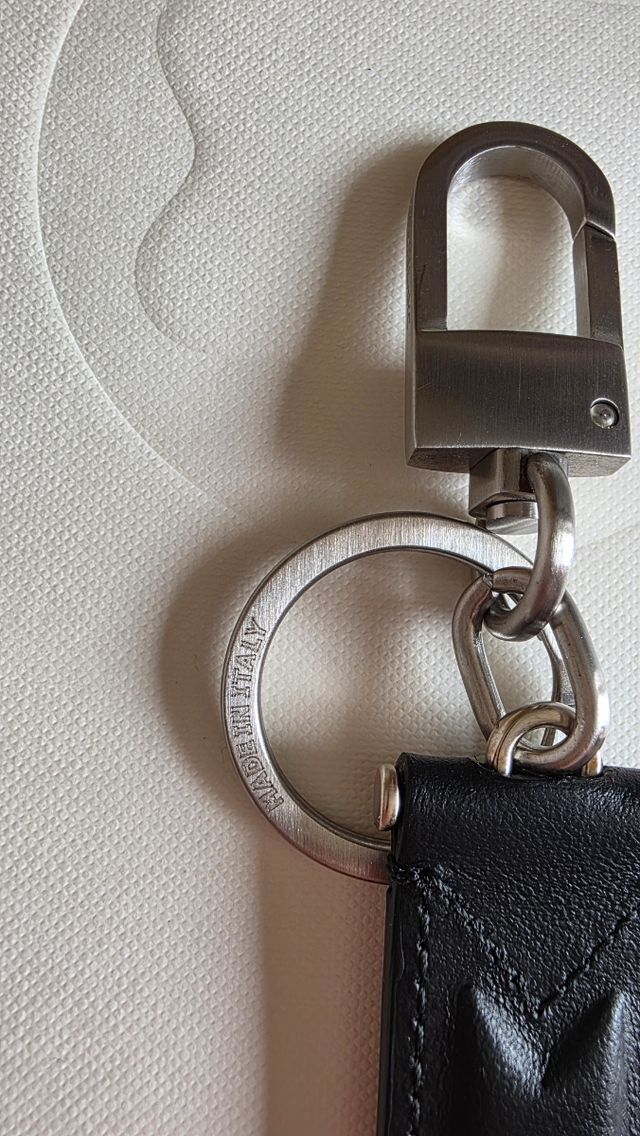 Llavero Montblanc Cuero Negro y Acero