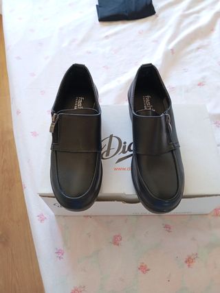Mocasines negros de cuña con cremallera.