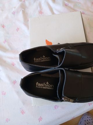 Mocasines negros de cuña con cremallera.