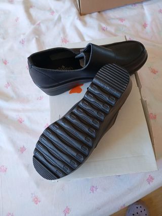 Mocasines negros de cuña con cremallera.