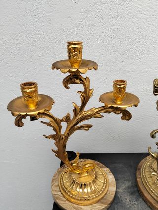 Reloj y candelabros dorados de mármol