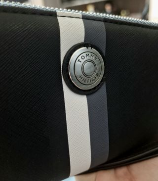 Cartera Tommy Hilfiger Negra con Rayas