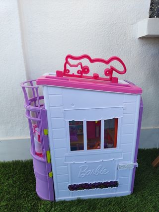 Barbie Clínica Veterinaria con Accesorios