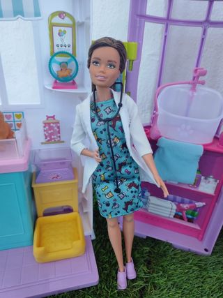 Barbie Clínica Veterinaria con Accesorios