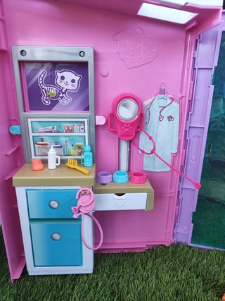 Barbie Clínica Veterinaria con Accesorios