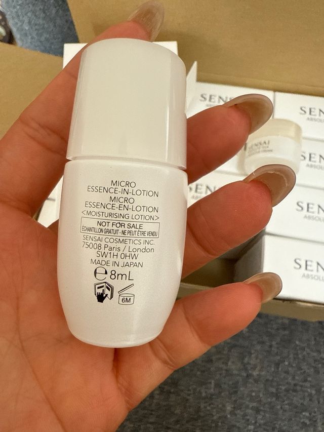 Crema e lozione per il viso Sensai Absolute Silk