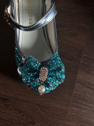 Zapatos de tacón para niña plateados y turquesa
